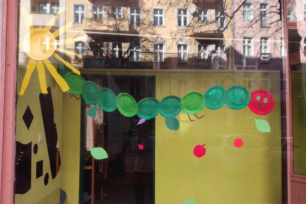 Bunt gebastelte Raupe im Schaufenster eines Groni-Kinderladens